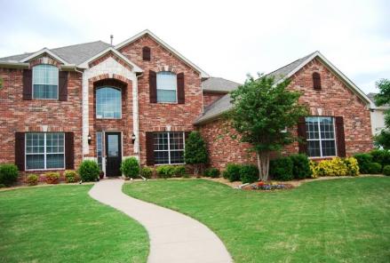 House in Murphy, Texas with manicured lawn